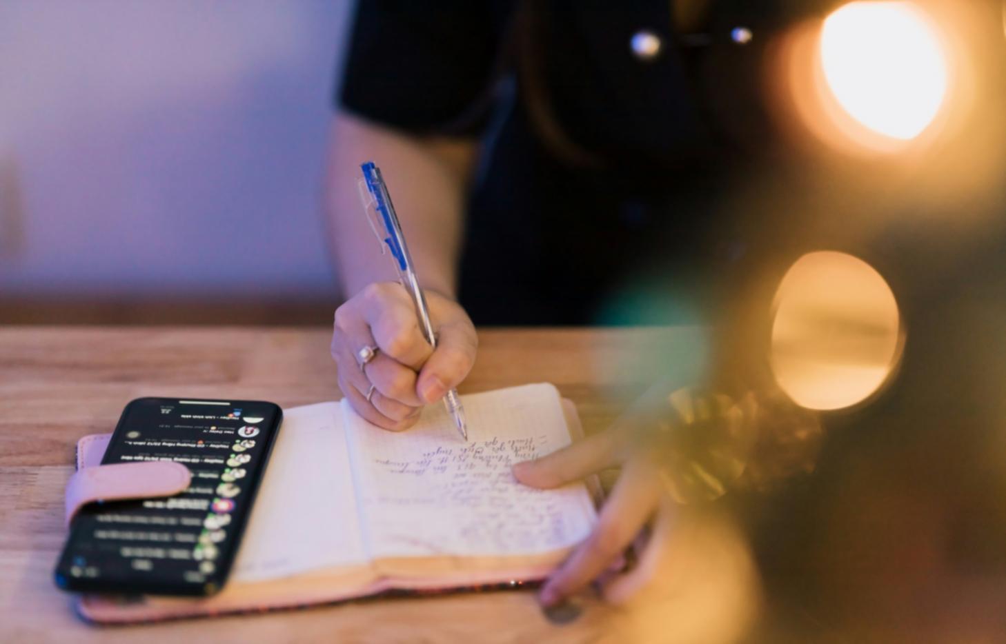 Sesión de análisis financiero estratégico en norequavion